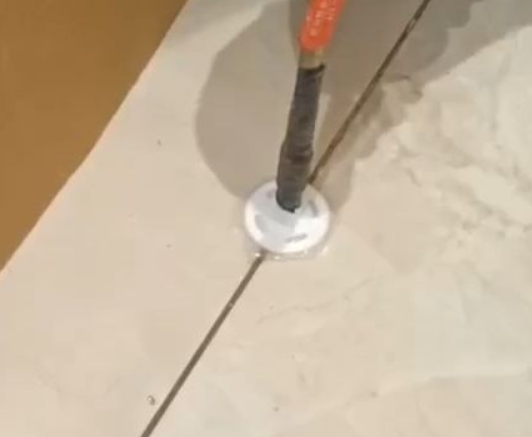 南京瓷砖空鼓维修公司专业解答瓷砖在铺贴过程中，如果没有涂抹均匀到位的粘结材料（如水泥砂浆或瓷砖胶），可能会导致以下问题