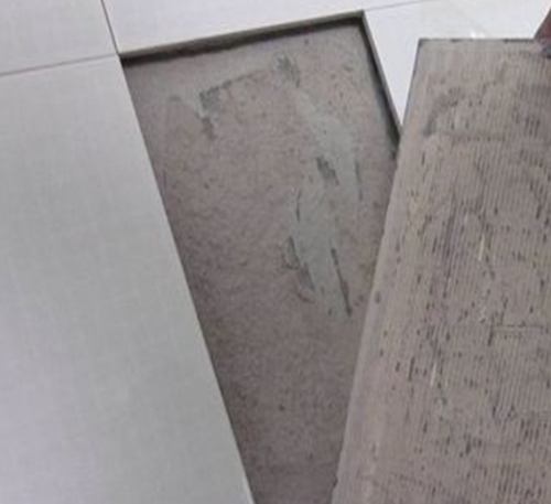 南京瓷砖空鼓维修公司分享瓷砖铺贴时如果打浆（即涂抹在瓷砖背面和基层上的砂浆或瓷砖胶）过少，会带来以下问题